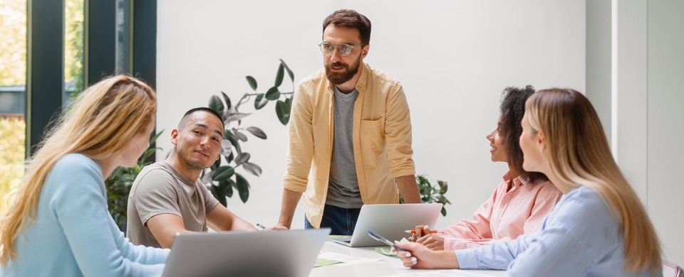Bee Online team collaborating in a meeting